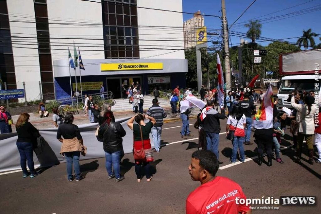 CUT e partidos políticos fazem ato de apoio à PEC da 'semana de 4 dias' em Campo Grande