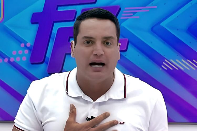 Leo Dias, apresentador do Fofocalizando (Reprodução: SBT)