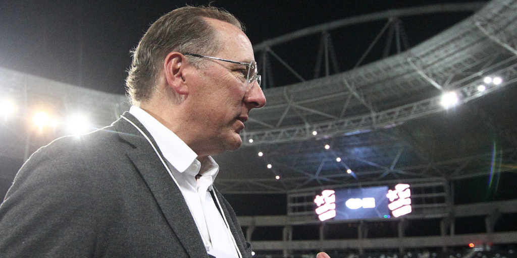 Sportsbank faz oferta de US$ 298 milhões por participação de John Textor no Crystal Palace