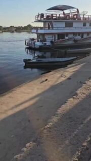 🚨Tragédia em Porto Murtinho 🚨
Na madrugada deste domingo (13), um carro prata caiu no Rio Paraguai e desapareceu em poucos segundos.
Moradores presenciaram o acidente e tentaram abrir as portas para salvar quem estava dentro, mas não conseguiram evitar que o veículo afundasse.

Ainda não se sabe quantas pessoas estavam no carro, nem o que causou o acidente. Equipes do Corpo de Bombeiros com apoio de mergulhadores de Jardim e Bela Vista ajudarão nas buscas ainda hoje. Reportagem de Ed Carlos.

Ocorrência em andamento.
! Mais informações em breve.