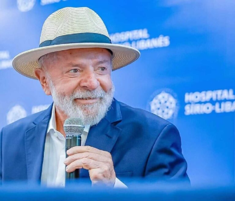 Lula se emociona após ter alta e diz que ficou "assustado"