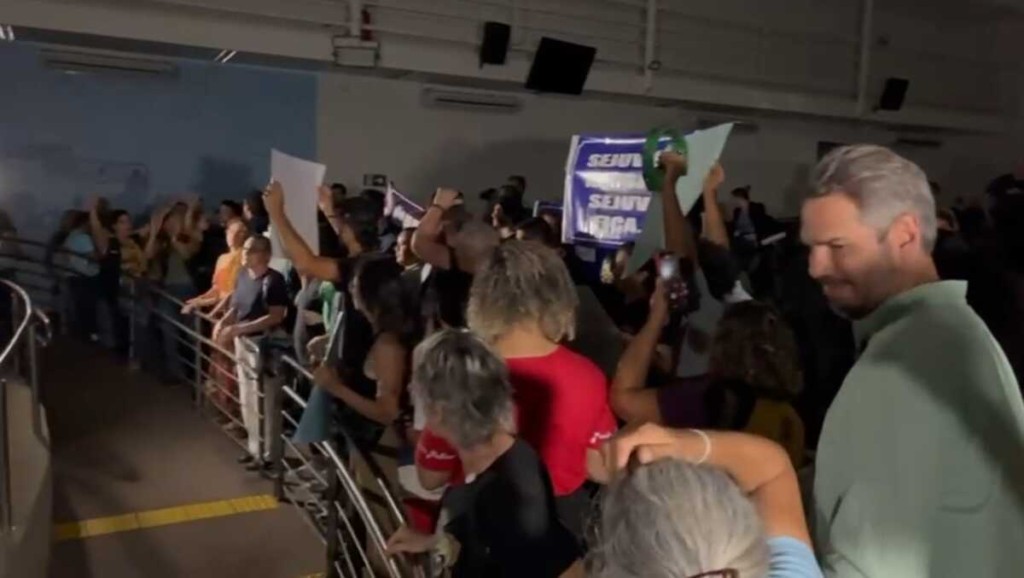 Sem energia, Câmara suspende sessão de votação de reforma