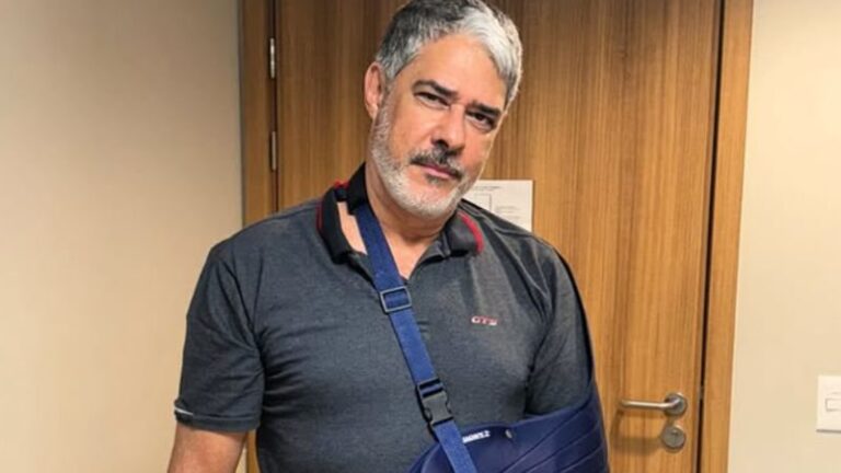 William Bonner aparece com o braço lesionado após acidente: ‘Tropeço’