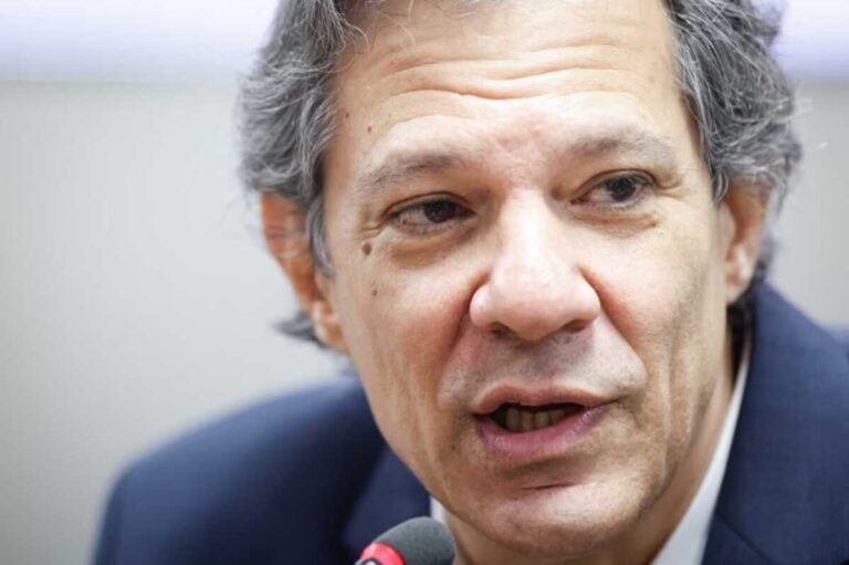 Haddad diz que governo vai atualizar faixa de isenção do IR em 2025