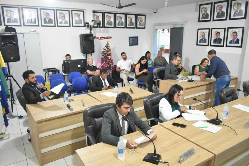 Ministério Público investiga salários 'turbinados' na Câmara de Ribas