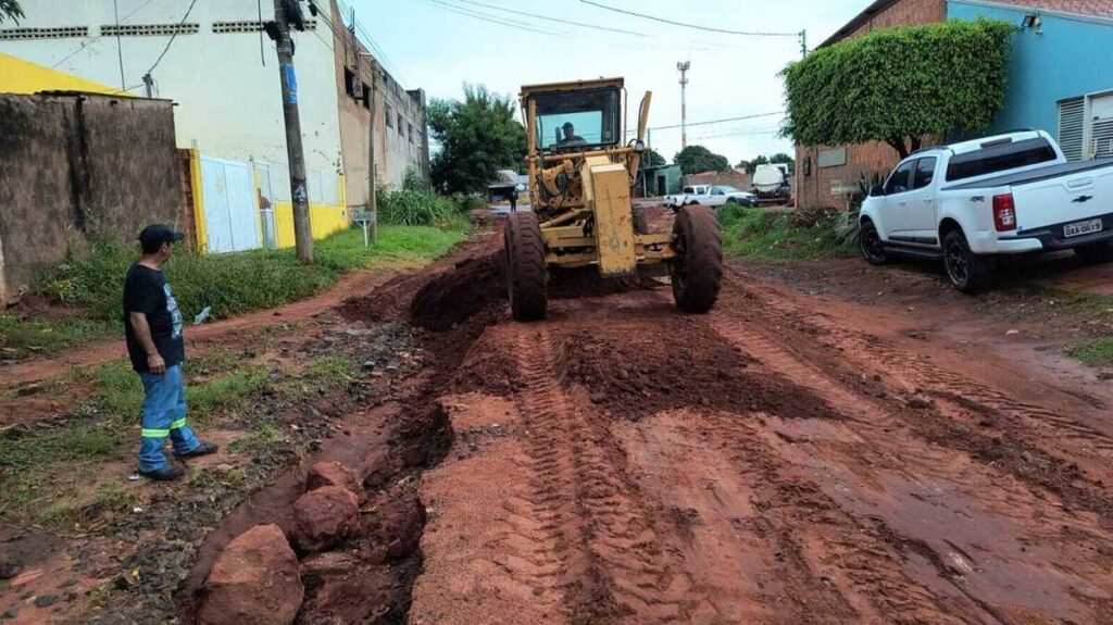 Após chuvas, prefeitura faz reparos emergenciais em ruas Jardim Colúmbia