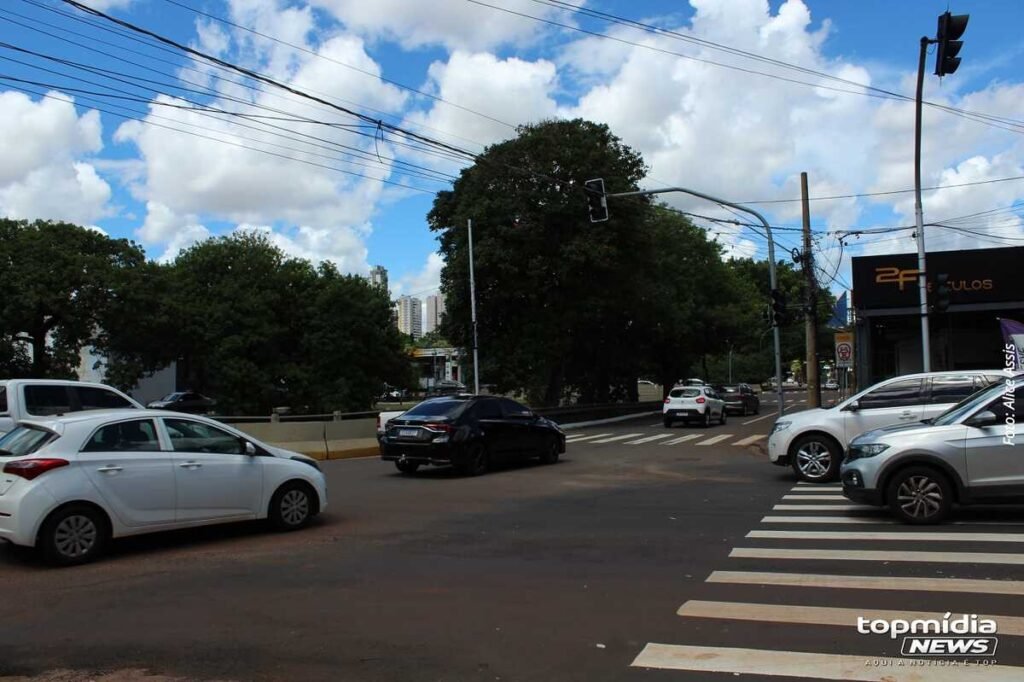 Cruzamento com semáforos apagados gera risco e 'vai não vai' na Fernando Correa