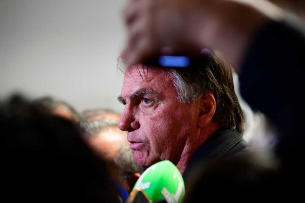 Em reunião fechada, Bolsonaro fala sobre chances de fugir do Brasil