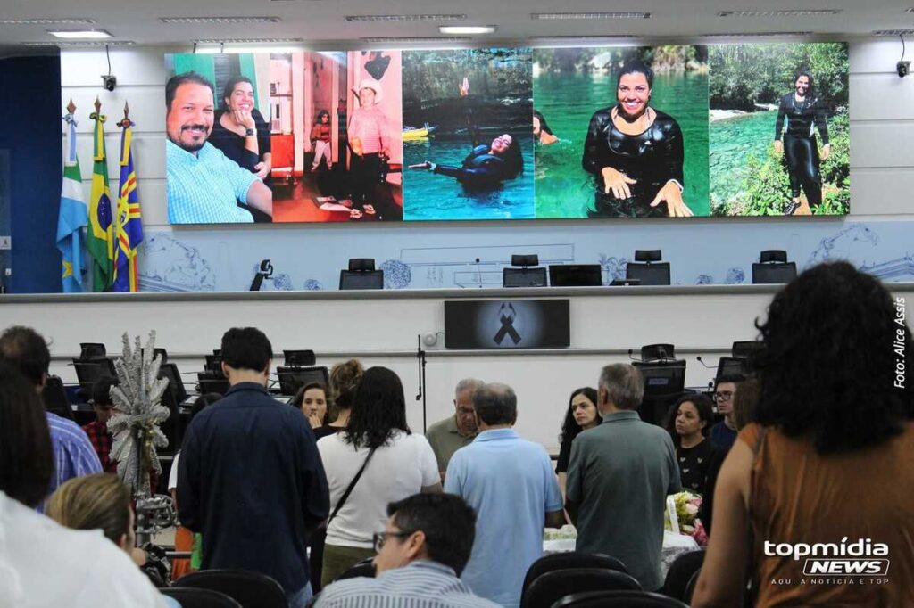 Família fecha caixão de Vanessa amparada por louvor 'Segura na Mão de Deus' (vídeo)