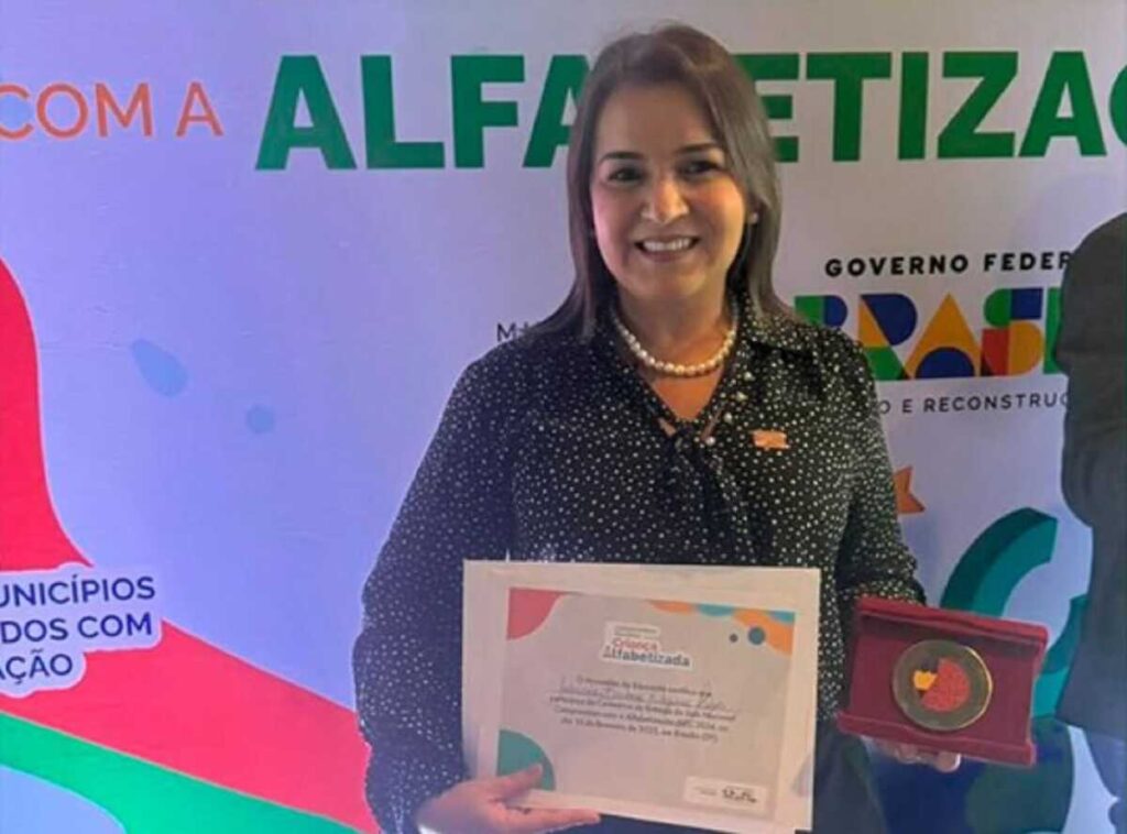 Gestão Adriane Lopes recebe 'Selo Ouro' por compromisso com Alfabetização