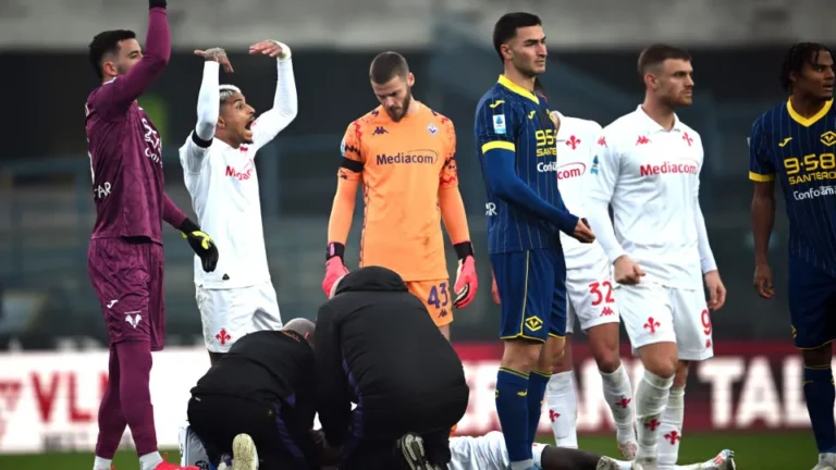 Jogador cai inanimado após arrepiante choque na cabeça