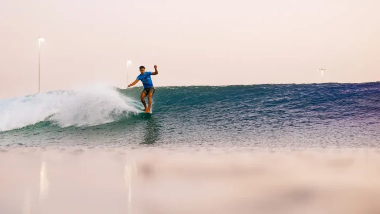 Mundial de Surfe chega a Abu Dhabi após preocupação com atleta bissexual