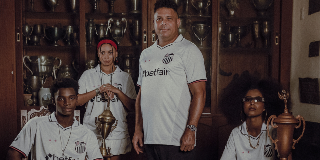 Ronaldo Fenômeno é homenageado pela Betfair com lançamento de camisa do São Cristóvão