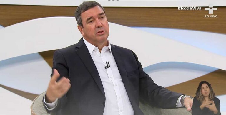 Tarifaço é estilo de negociação de Trump, diz Riedel no Roda Vida