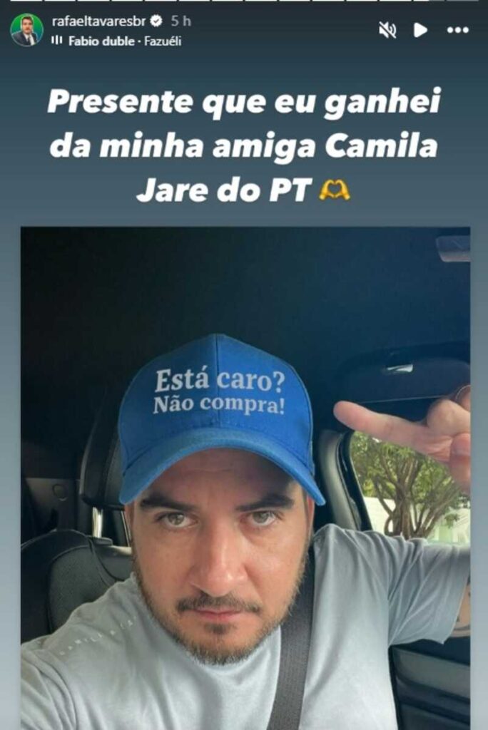Tavares entra na 'batalha dos bonés' e provoca Camila Jara: 'foi ela que me deu'