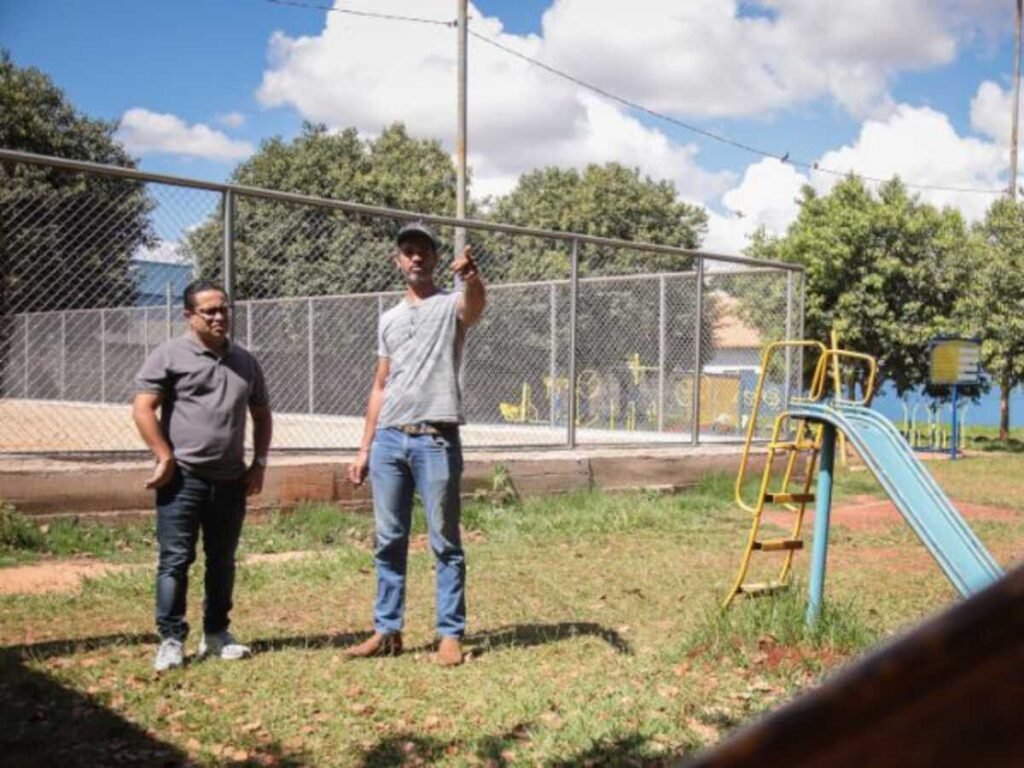 'Pé no Bairro': Papy fiscaliza obras e visita escola e posto de saúde em Campo Grande