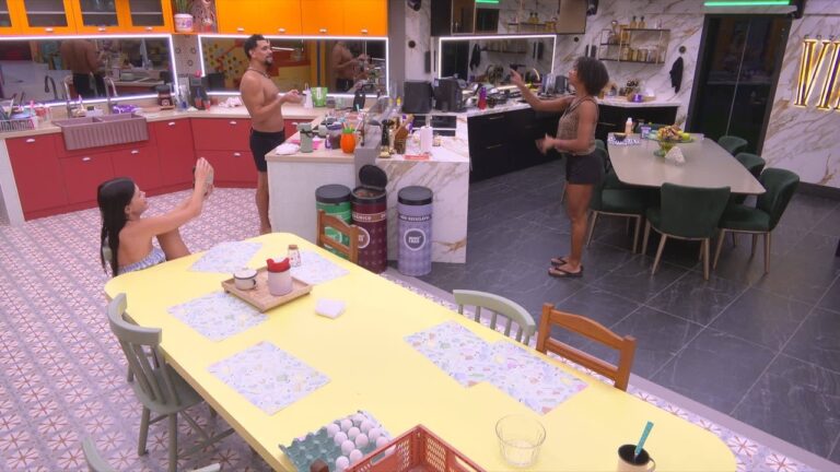 Aline manda 'mensagem de paz' e canta, e Vinícius reage: 'Bora chamar o pessoal para aplaudir'