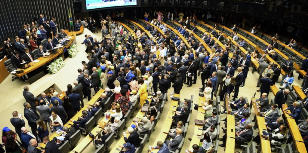 Atletas promovem apostas que estão proibidos de fazer, enquanto Senado debate barrar publicidade do setor