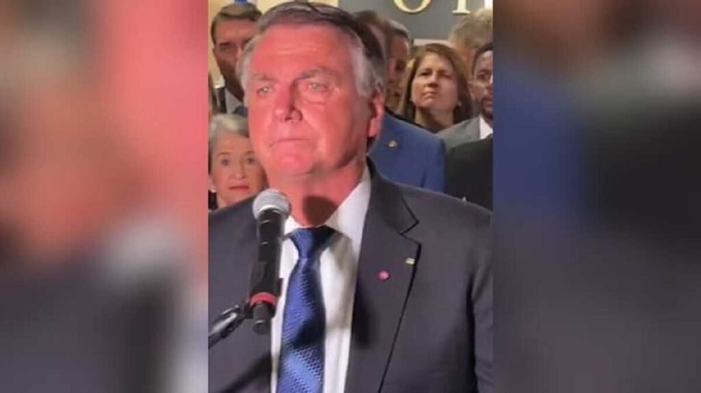 Bolsonaro chora ao comentar exílio do filho Eduardo nos EUA (vídeo)