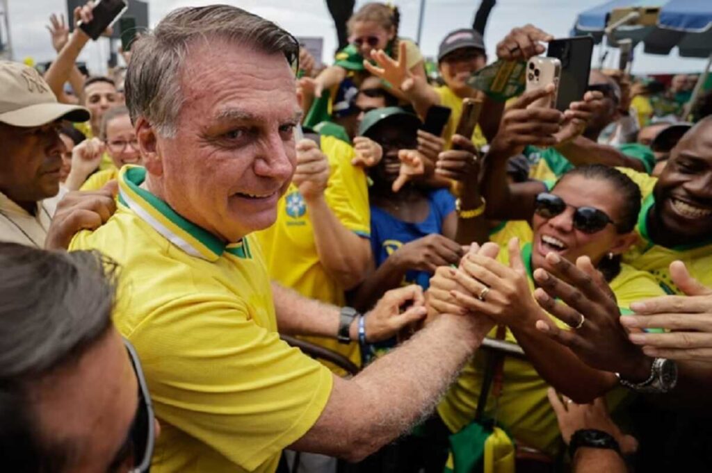Bolsonaro diz não ter obsessão pelo poder e que não vai sair do Brasil