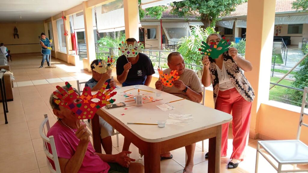 CRAS promove oficinas de produção de máscaras de Carnaval com crianças, mulheres e idosos