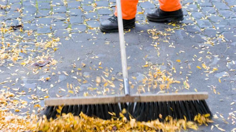 Empresa teve prorrogado serviço de varrição e roçada em Aparecida do Taboado (Prefeitura de Louveira, Reprodução)