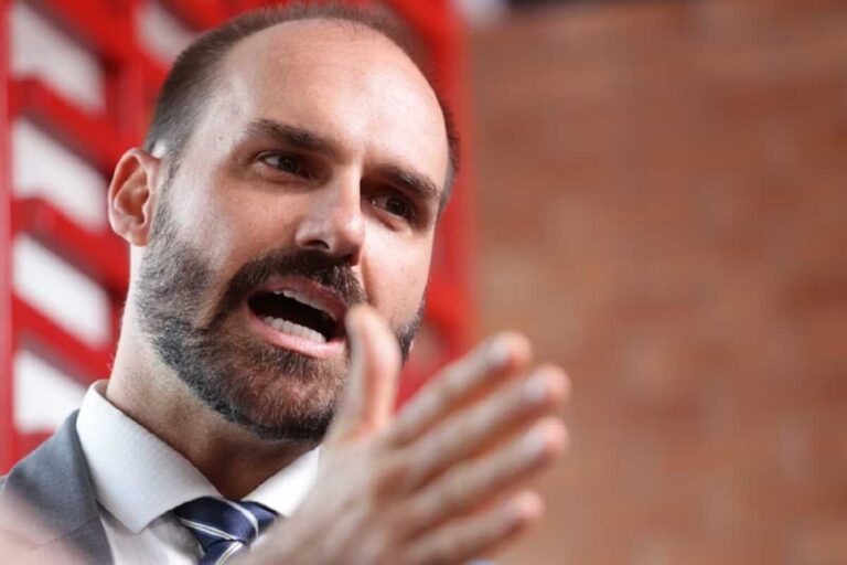 Eduardo Bolsonaro decide ficar nos EUA e se licenciar da Câmara