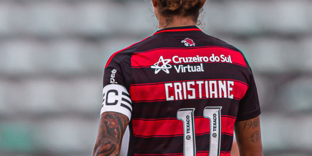 Cruzeiro do Sul Virtual estampa logo nas costas superior da camisa do Flamengo - Paula Reis / Flamengo