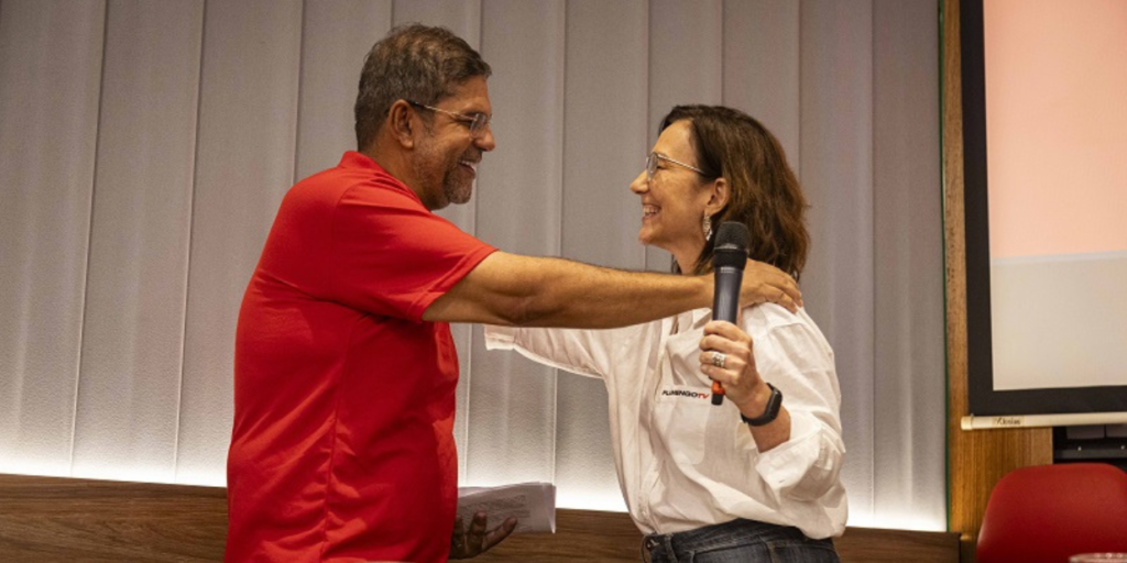 João Guilherme cumprimenta Flávia da Justa, em evento da Flamengo TV - Hermes de Paula / Divulgação