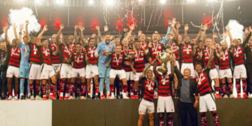 Jogadores do Flamengo erguem a taça de campeão carioca - Adriano Fontes / Flamengo