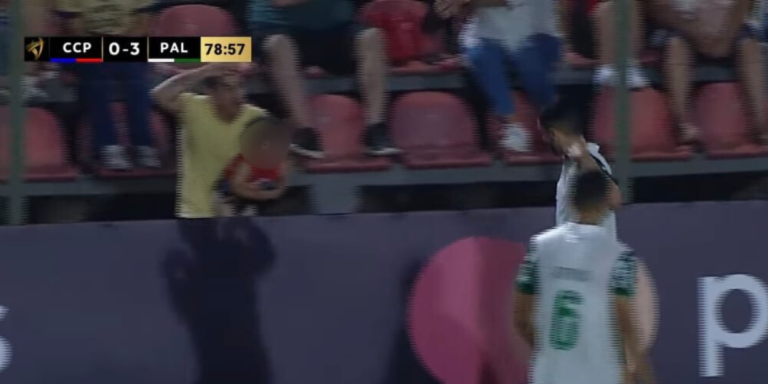 Torcedor, com criança no colo, imita macaco no jogo Palmeiras x Cerro Porteño - Reprodução/YouTube @canalgoat