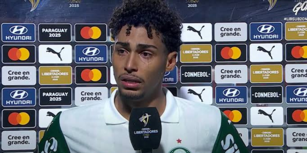 Luighi, à frente de backdrop com patrocinadores da Conmebol, denuncia racismo que sofreu - Reprodução/Canal Goat