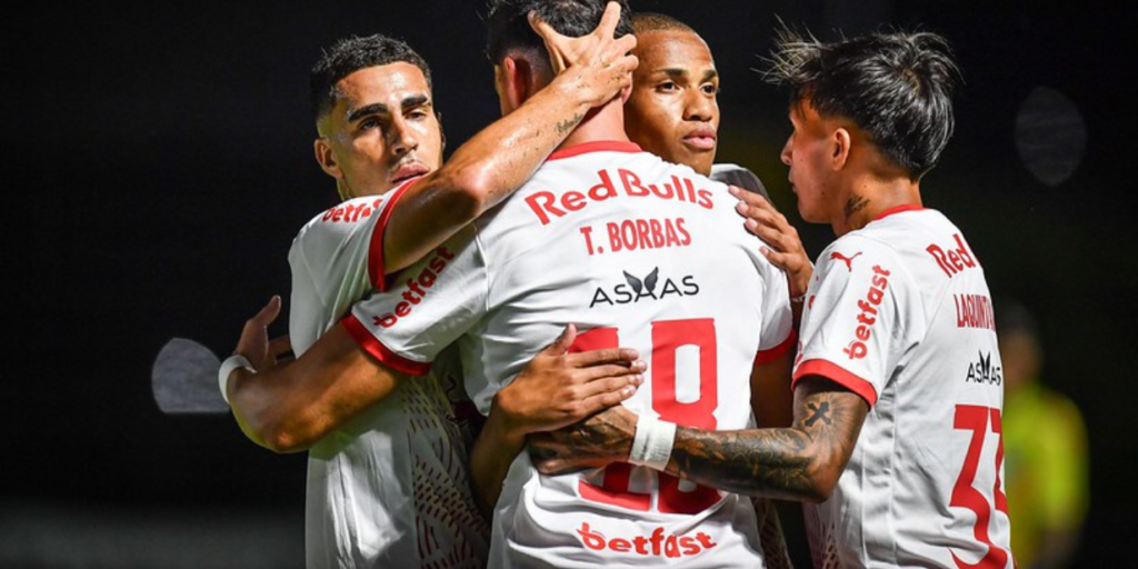 Betfast tem exposição nas mangas e barra traseira na camisa do Red Bull Bragantino - Ari Ferreira/Red Bull Bragantino.