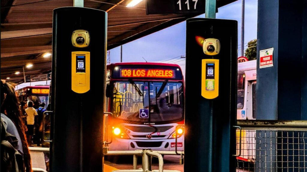 Placas deverão informar mulheres sobre direito de ‘descer’ fora do ponto durante a noite, prevê PL