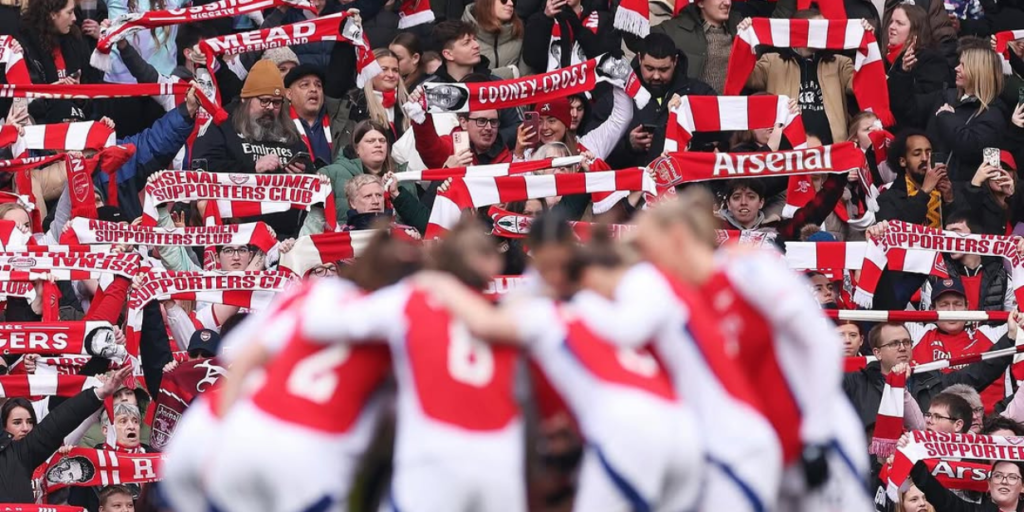 Jogadoras do Arsenal se abraçam em estádio lotado após goleada de 5 a 0 sobre o Tottenham: cenário incomum no futebol feminino - Reprodução / Instagram @arsenalwfc