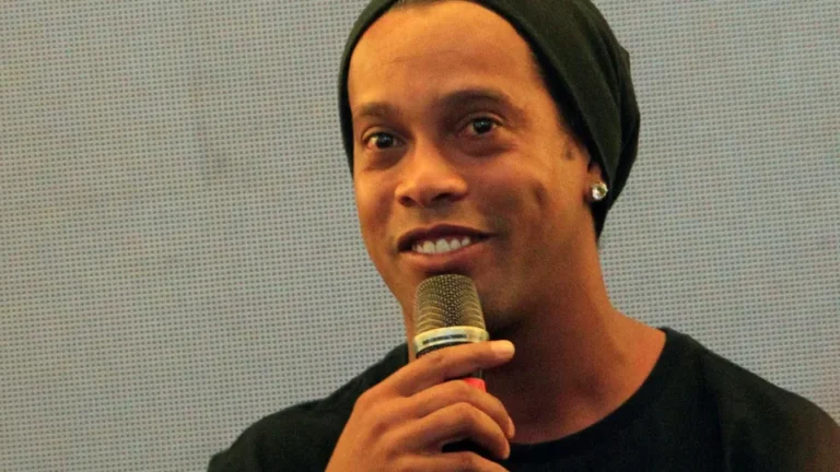 Ronaldinho Gaúcho, o 'rei dos rolês aleatórios', faz 45 anos; relembre curiosidades e memes
