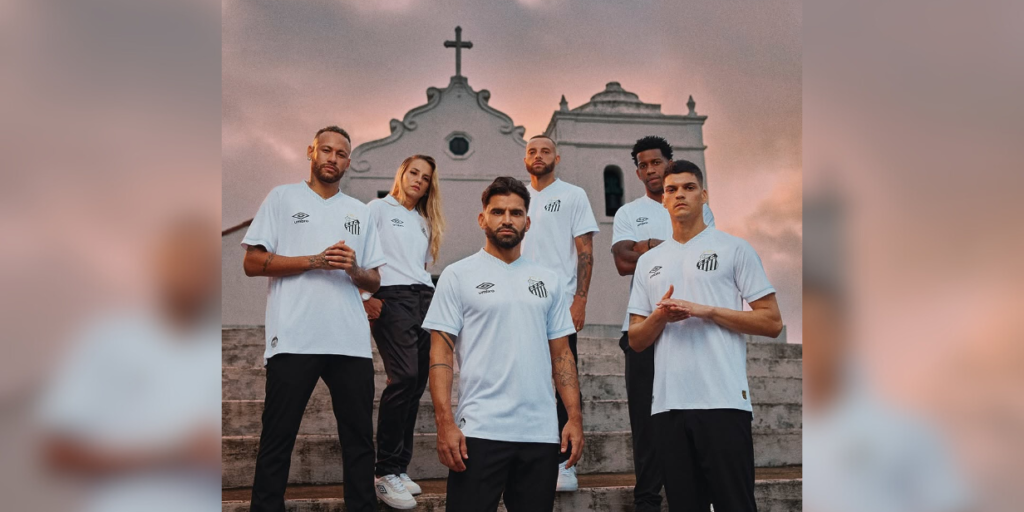 Camisa do Santos foi lançada pela Umbro na última sexta-feira (7) - Divulgação