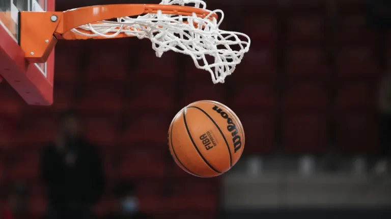 Treinador puxa cabelo de jovem jogadora e acaba demitido