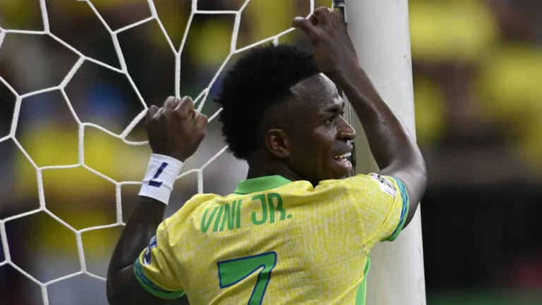 Vini marca nos acréscimos e garante vitória do Brasil sobre a Colômbia