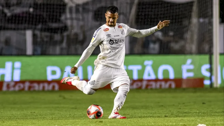 Zagueiro do Santos barrado por Diniz supera desconfiança e é 'solução barata'