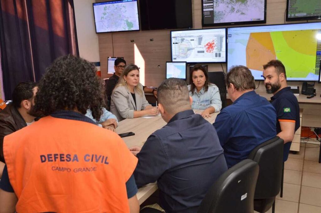 Adriane ativa sala de situação e coordena ações contra impactos das chuvas em Campo Grande