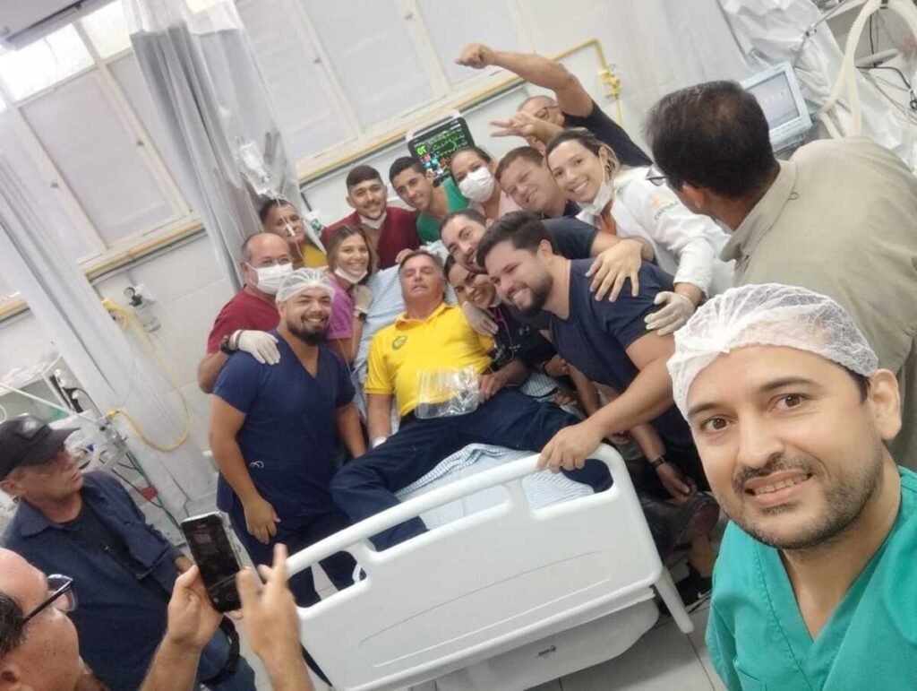 Bolsonaro é aplaudido por funcionários de hospital no RN (vídeo)