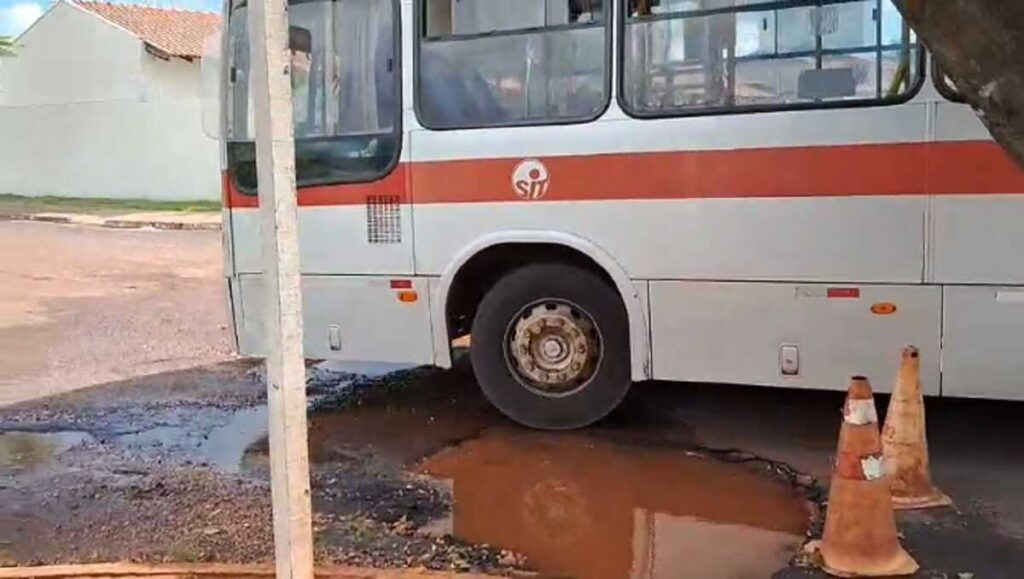 Buraco completa três meses e já pode engolir ônibus, diz morador do Imá (vídeo)