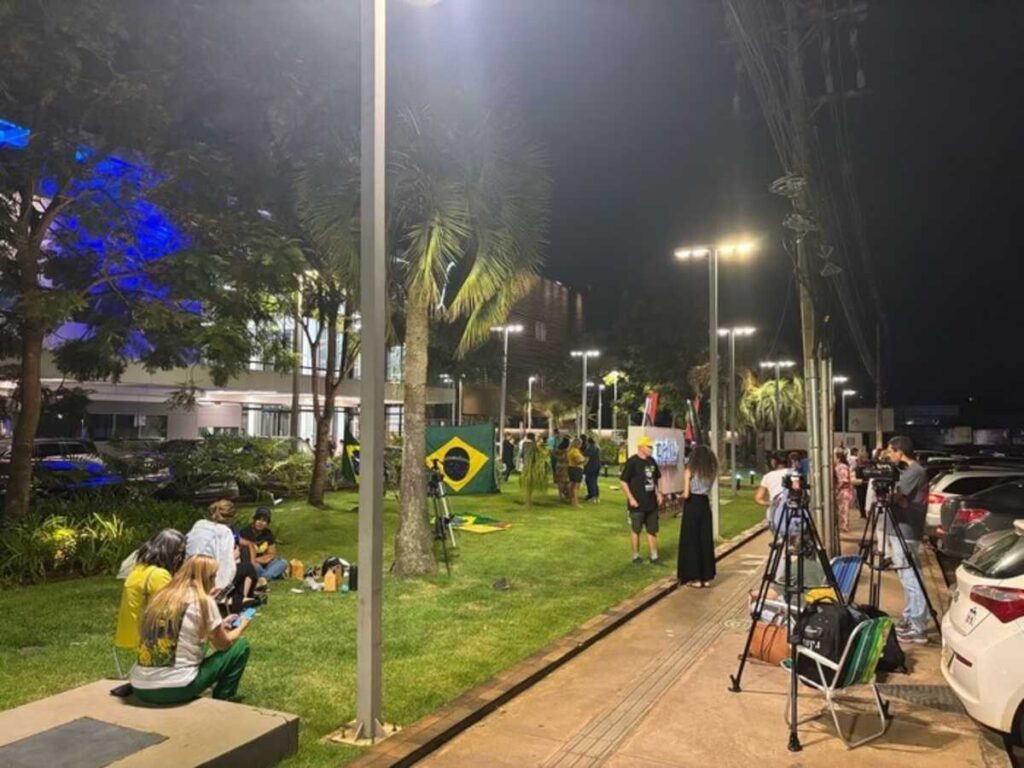 Cirurgia de Bolsonaro termina após 12 horas: "concluída com sucesso"