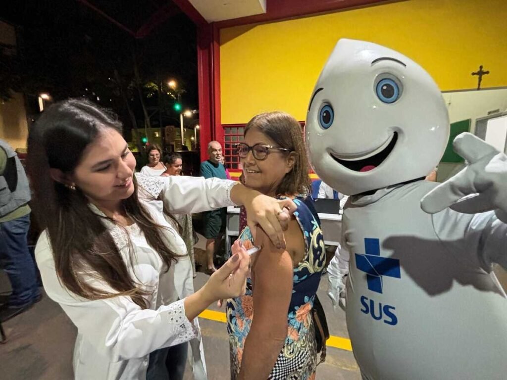 Drive-tru da vacina contra gripe aplica 360 doses na 1ª noite em Campo Grande