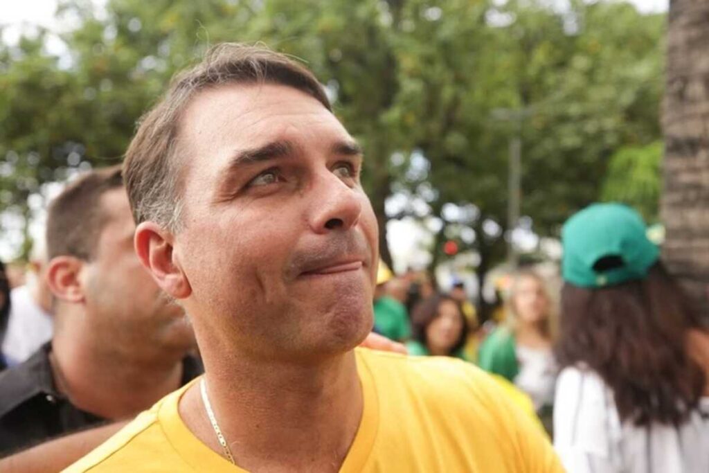 Flávio Bolsonaro reclama de cor vermelha na camisa da seleção
