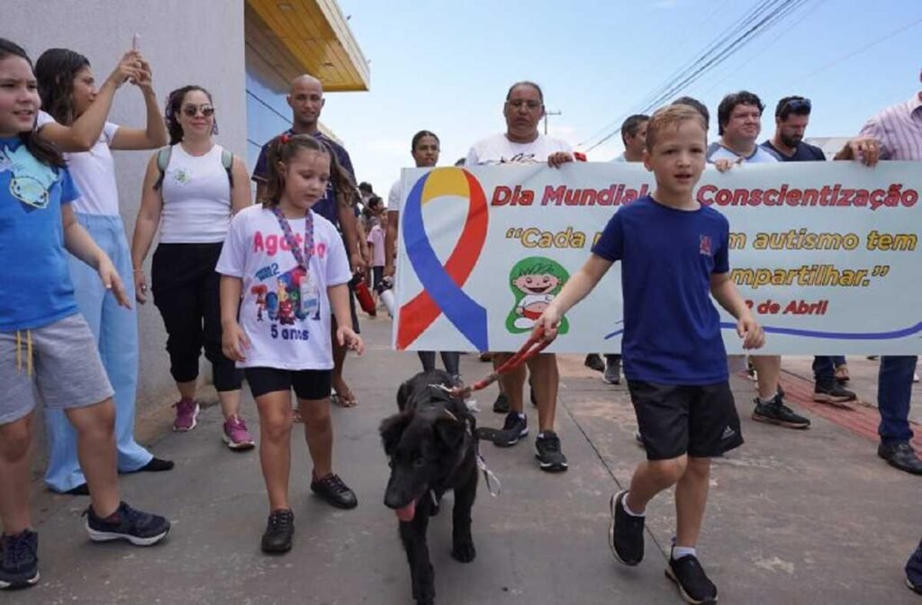 Gestão Riedel debate autismo nas escolas com famílias e educadores em MS
