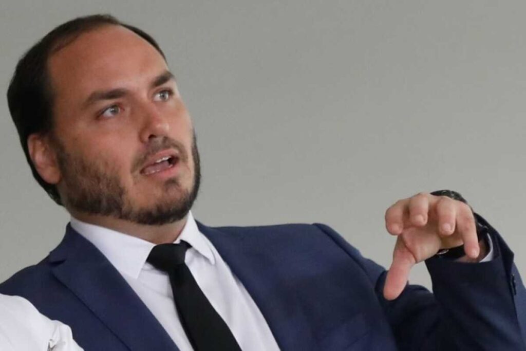 PF localizou app de grampo em celular de assessora de Carlos Bolsonaro