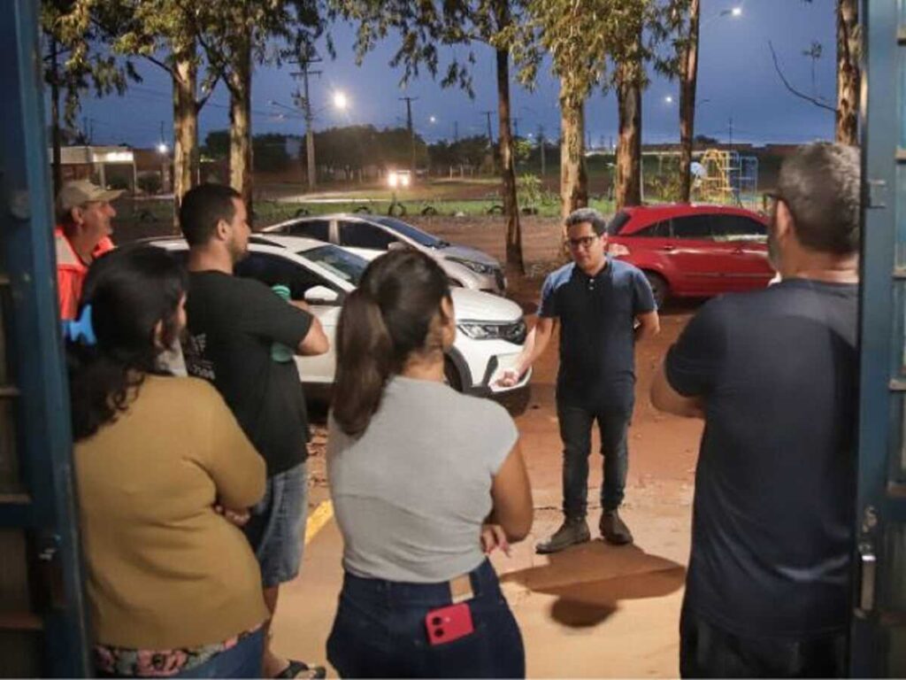 Papy visita moradores que cobram linha de ônibus e asfalto no Riviera Park