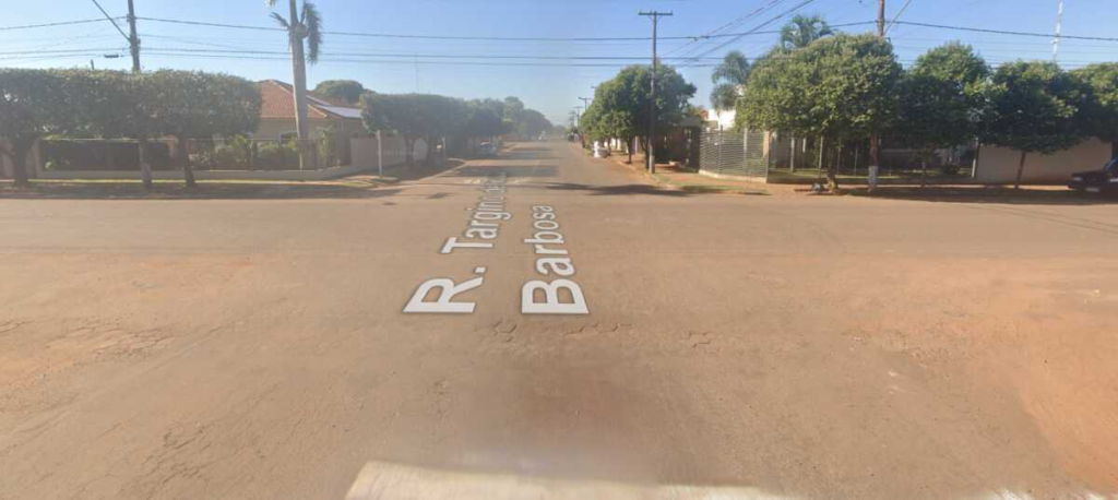 Policial dá de cara com homem deitado e se masturbando em rua de Sidrolândia